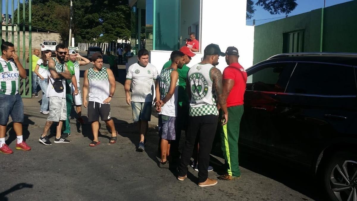 Torcedores americanos fizeram protesto e abordaram os jogadores na porta do CT Lanna Drumond