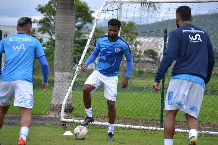 Nirley (Confiana) - Jogou no Cruzeiro em 2013