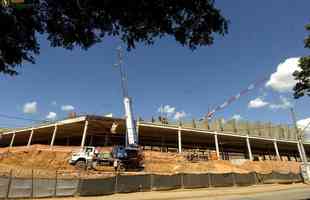 08/03/2012 - Área externa do estádio começa a ganhar nova cara com a construção da esplanada.