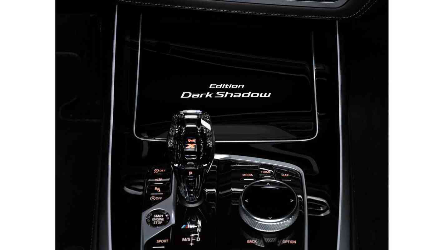 Camila ngelo recebeu o modelo BMW X7 Dark Shadow Edition 2021
