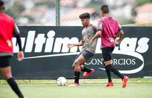 Imagens do primeiro treino de Eduardo Vargas pelo Atltico