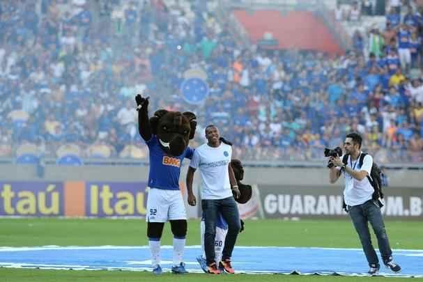 Jlio Baptista rescindiu o contrato com o Mlaga, da Espanha, antes de ser contratado pelo Cruzeiro para assumir o posto de camisa 10. Meia foi apresentado no Mineiro