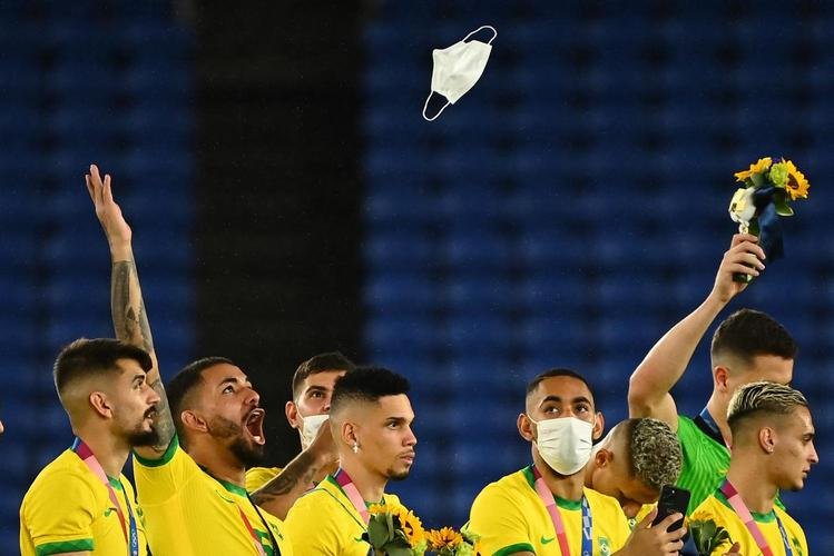 Jogadores da Seleo Brasileira recebem a medalha de ouro pela conquista olmpica no futebol