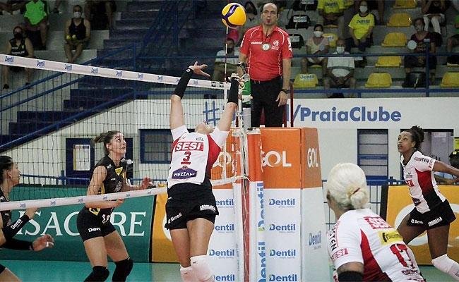 Sesi Bauru at� ofereceu resist�ncia, mas o Praia Clube se imp�s novamente em casa