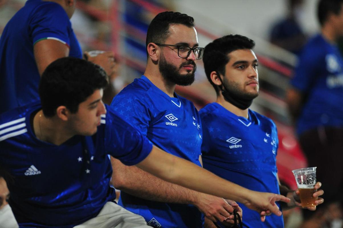 Torcida do Cruzeiro vai da euforia  decepo na Arena do Jacar no empate por 1 a 1 com o Operrio. Time azul saiu na frente, com gol de Claudinho. Depois, Paulo Srgio empatou, de pnalti, para os paranaenses. No fim, o gol da vitria, de Marcelo Moreno, foi anulado pelo VAR.