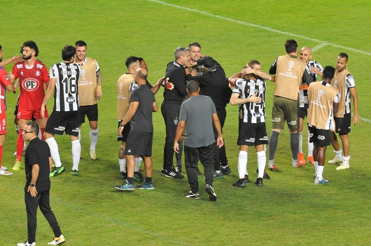 Depois de vitria do Atltico por 1 a 0 no tempo normal, Victor pegou trs pnaltis do Unin La Calera e levou o time alvinegro s oitavas de final da Sul-Americana