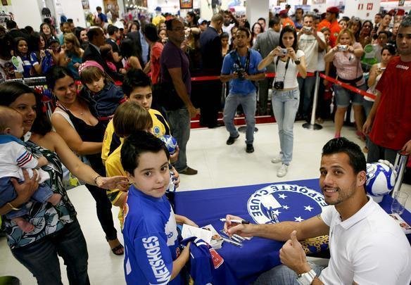 Fbio distribuindo autgrafos em um shopping de BH, em 2011