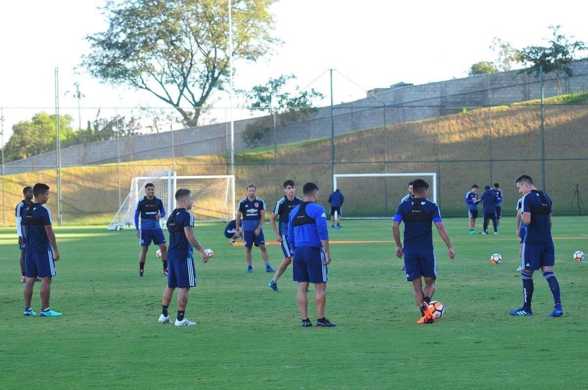 Elenco da Universidad de Chile treinou nesta tera-feira  tarde na Cidade do Galo, em Vespasiano. Time chileno se prepara para enfrentar o Cruzeiro na quinta, s 19h15, no Mineiro, pela Copa Libertadores. Tcnico Angel Guillermo Hoyos ter retornos do zagueiro Jara e do lateral-esquerdo Beausejour