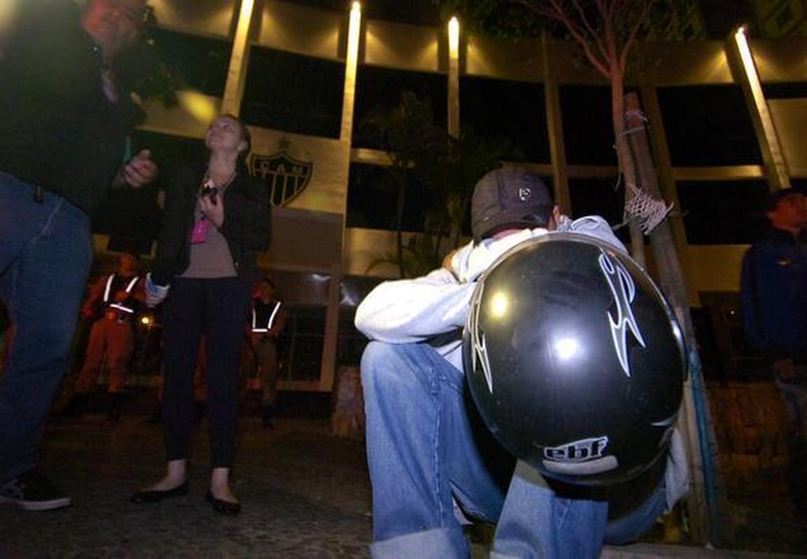 Torcedores indignados protestam na porta da sede do Atltico