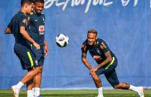 Neymar durante treino da Seleo Brasileira neste domingo: risadas, peteleco, acrobacias e poses