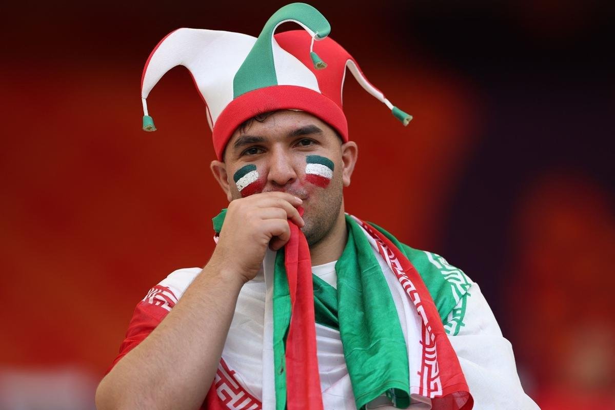 Os torcedores de Inglaterra e Ir no primeiro jogo do Grupo B na Copa do Mundo.