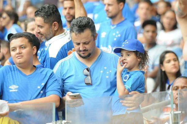 Torcidas de Cruzeiro e Flamengo fizeram a festa em duelo das equipes no Mineiro