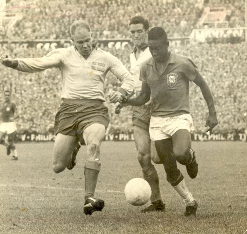 29/06/1958 - O jogador de futebol da Seleo Brasileira Pel num lance do jogo contra a Sucia, realizado em Estocolmo, vlido pela final da Copa do Mundo de 1958. O Brasil sagrou-se campeo da Copa