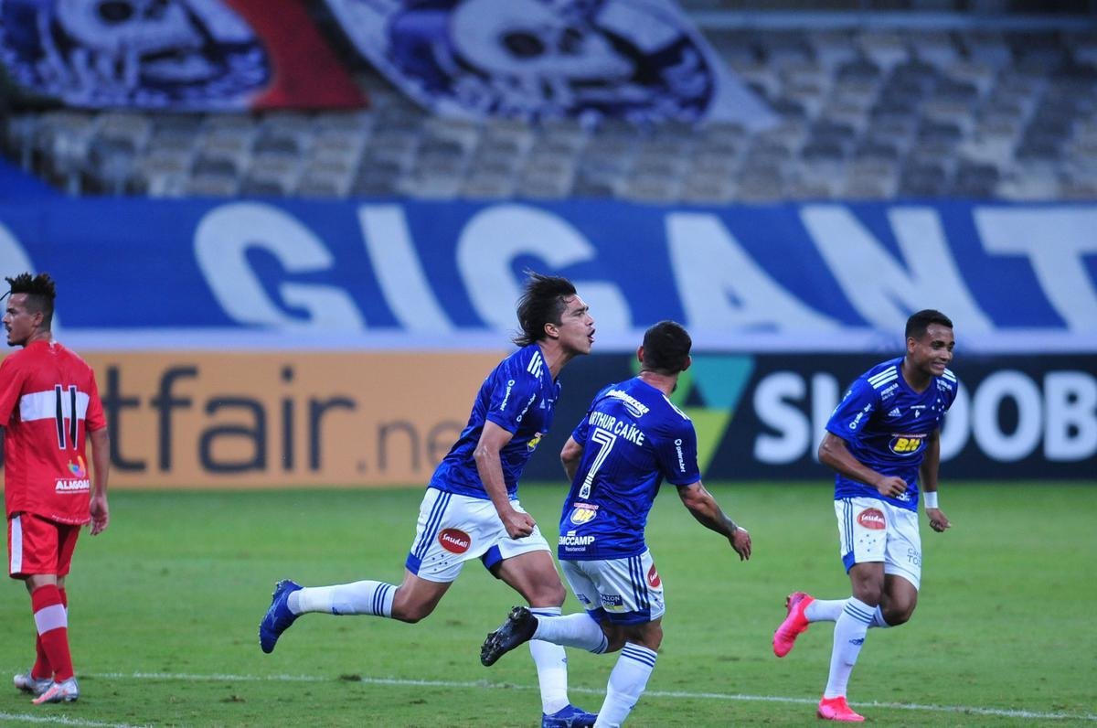 Fotos do duelo entre Cruzeiro e CRB, no Mineiro, em Belo Horizonte, pela oitava rodada da Srie B do Brasileiro
