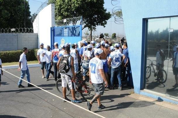 Integrantes da Mfia Azul protestaram na tarde desta tera, na porta da Toca II