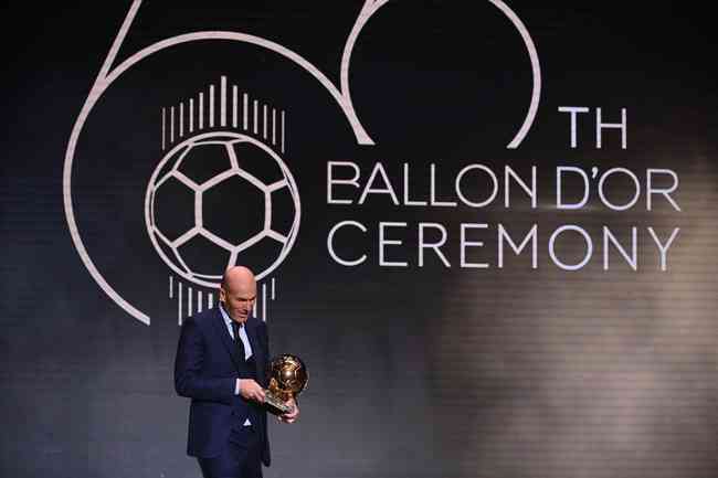 Bola de Ouro: Benzema, do Real Madrid, recebe prêmio de melhor do mundo -  Superesportes
