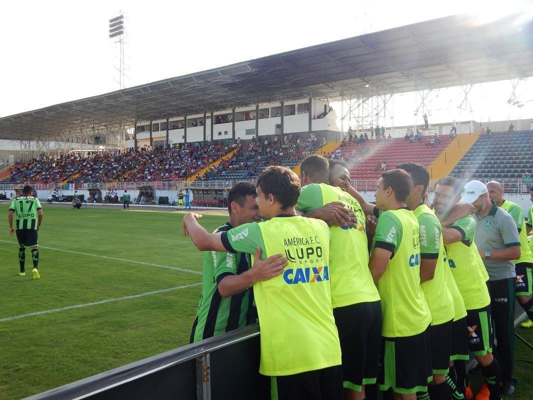 Fotos do jogo entre Boa e Amrica, no Estdio Dilzon Melo (Varginha-MG), pela 32 rodada da Srie B