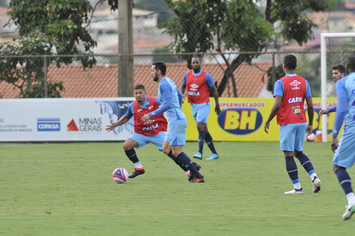 Mano Menezes montou Cruzeiro que deve encarar o Villa Nova no sbado e promoveu trs mudanas em relao ao ltimo jogo: Murilo entrou na vaga de Leo, Egdio no lugar de Marcelo Hermes e Robinho deu lugar a Ariel Cabral