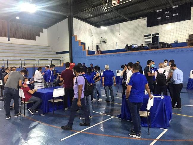 Conselheiros e associados do Cruzeiro durante votao de mudana do Estatuto do clube. Assembleia geral autorizou venda de at 90% das aes da SAF para investidores. Houve festa dos cruzeirenses no Parque Esportivo do Barro Preto, em BH, devido  possibilidade de chegada de recursos para tornar o futebol mais competitivo a partir de 2022.