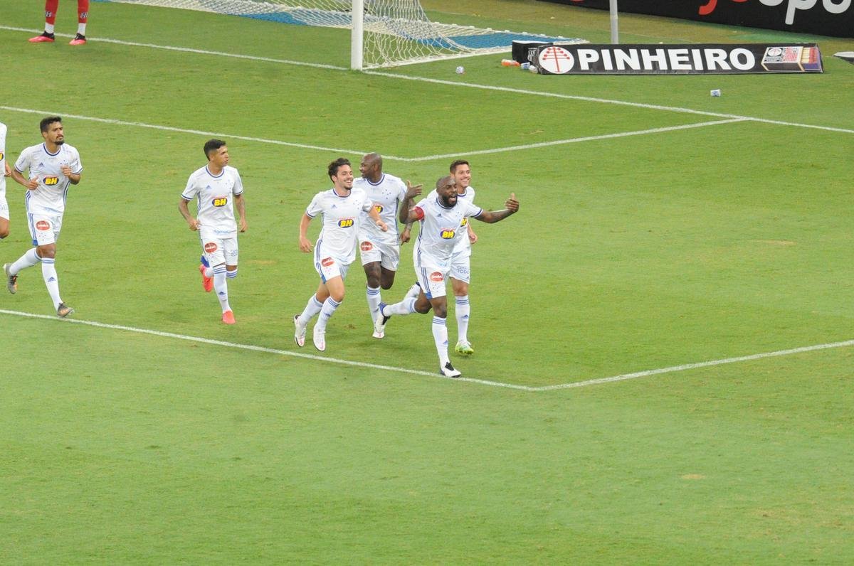 Manoel marcou o terceiro gol do Cruzeiro sobre a Ponte Preta: 3 a 0