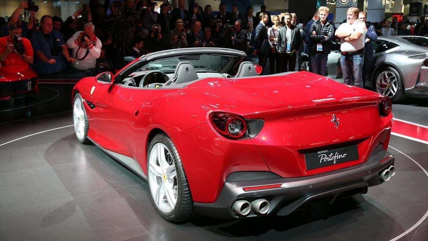 Fotos da Ferrari Portofino, modelo que o atacante Hulk, do Atltico, usou na Cidade do Galo