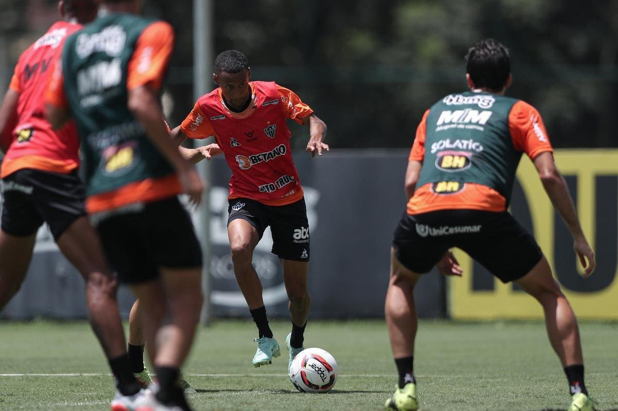 Com seriedade, mas tambm descontrao, o Atltico treinou sob sol forte na manh desta sexta-feira (21), na Cidade do Galo, em Vespasiano. Este foi o quinto dia de pr-temporada para o clube mineiro em 2022, sob o comando do tcnico argentino Antonio 'El Turco' Mohamed. Novas baixas, o volante Allan e o atacante Keno testaram positivo para COVID-19 e no participaram das atividades (ambos cumprem perodo de sete dias de isolamento social).