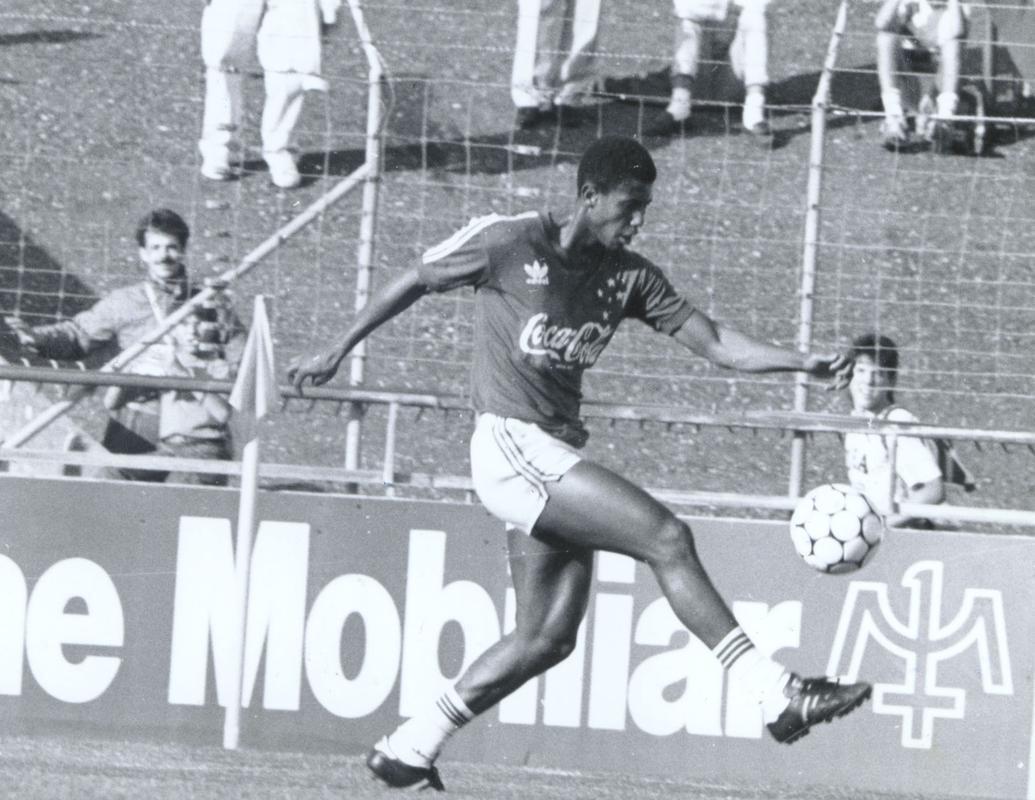 Hamilton de Souza, o Careca, era um dos destaques do Cruzeiro no fim dos anos de 1980. Em 1990, ele foi vendido ao Sporting e se juntou ao volante Douglas. Em Portugal, chegou a ser comparado fisicamente a Eusébio, ídolo do Benfica e da Seleção. E viu de perto o início da carreira de Luís Filipe Figo, que viria a brilhar em nível mundial por Barcelona, Real Madrid e Inter de Milão. Em 1993, voltou à Raposa, onde pôde acompanhar o surgimento de outro craque, Ronaldo Fenômeno. Com a camisa celeste, Careca marcou 46 gols em 192 jogos.