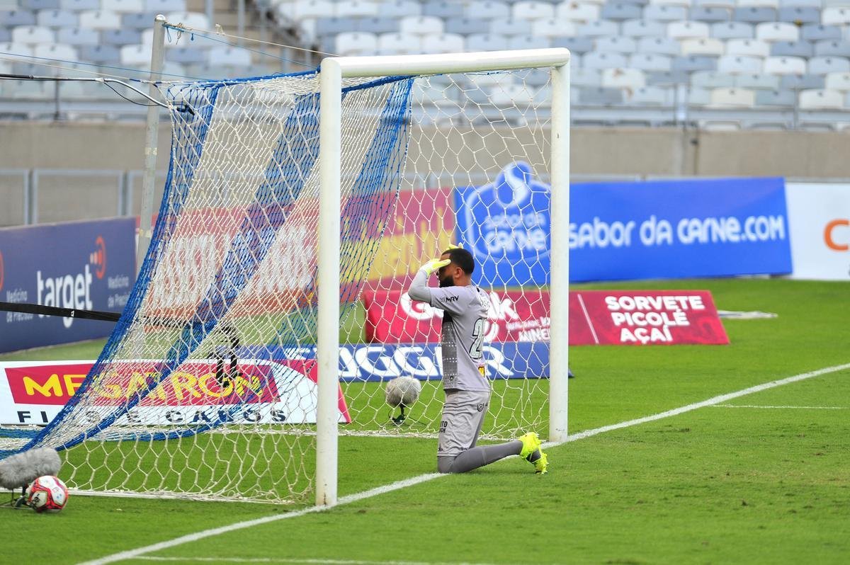 Fotos do gol de Airton, do Cruzeiro, no clssico do centenrio, contra o Atltico