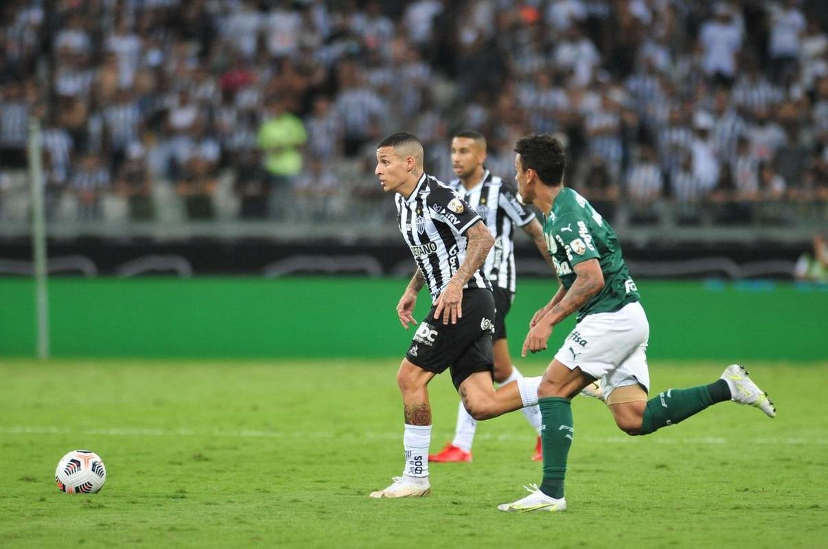 No segundo tempo, de cabea, Vargas abriu o placar para o Atltico no Mineiro: 1 a 0