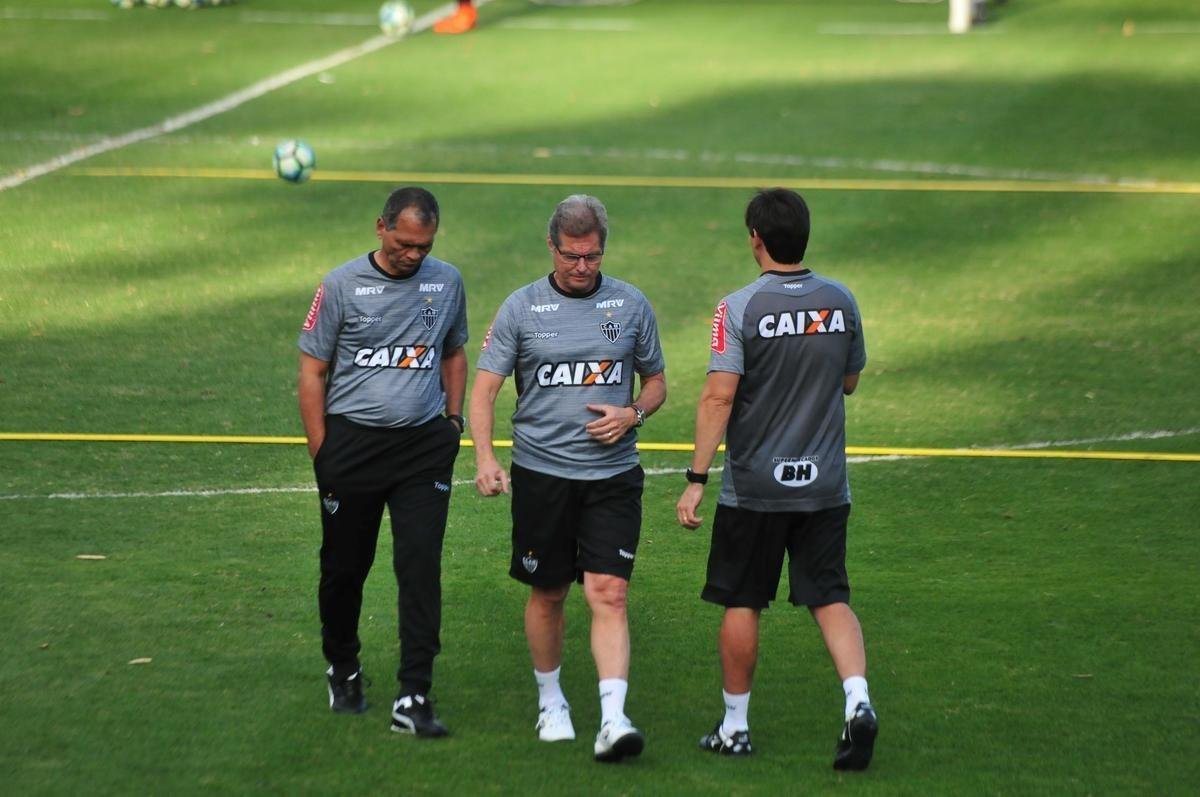O tcnico Oswaldo de Oliveira foi apresentado na tarde desta tera-feira e, em seguida, comandou treino na Cidade do Galo