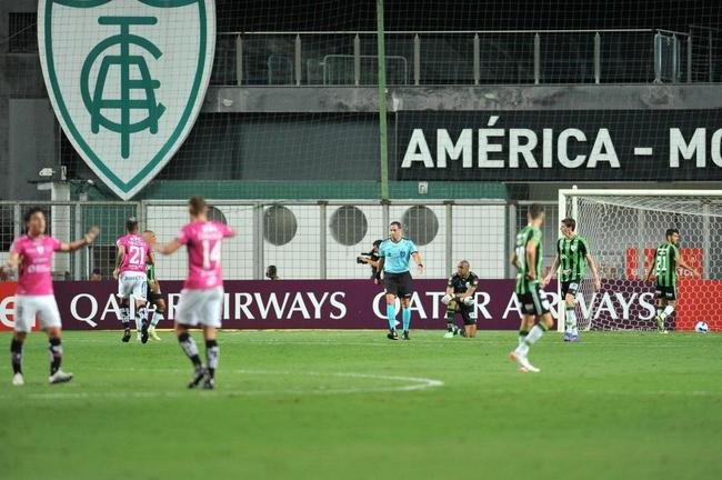 Fotos da derrota do Amrica para o Independiente del Valle, por 2 a 0, no Independncia, pelo Grupo D da Copa Libertadores