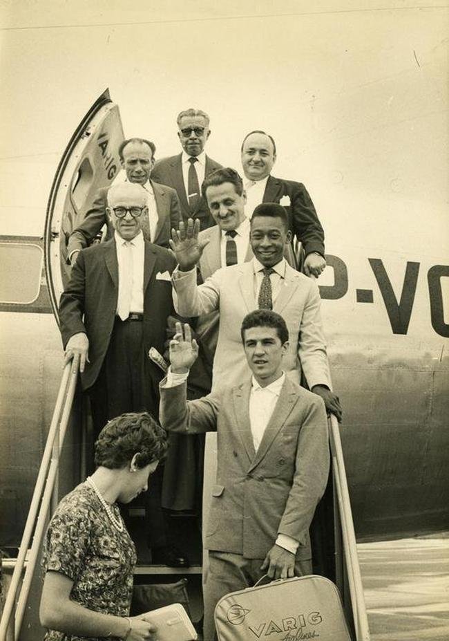 1961 - 1961. Pel aparece na foto ao lado de Pedro Bueno, Kid Jofre (pai de Eder Jofre e treinador de boxe), George Parnassus, Katz Nelson, Athie Jorge Khouri, o pugilista Eder Jofre e a tenista Maria Esther Bueno