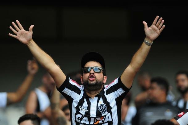 Fotos das torcidas de Cruzeiro e Atltico no Mineiro