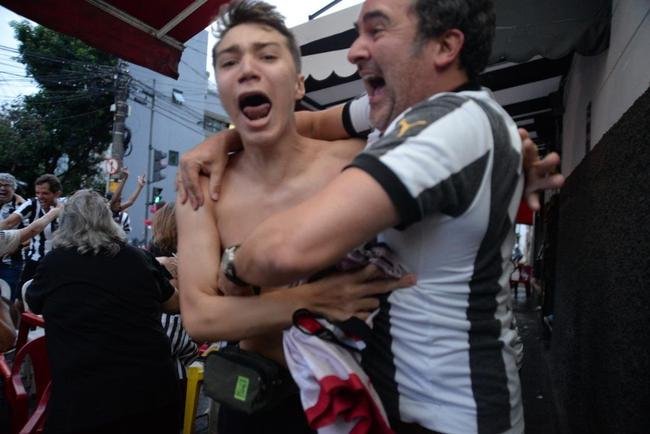 Festa atleticana no Bar do Salomo, em BH, com a conquista do ttulo da Supercopa do Brasil. Galo venceu o Flamengo por 8 a 7 nos pnaltis aps empate por 2 a 2 no tempo normal