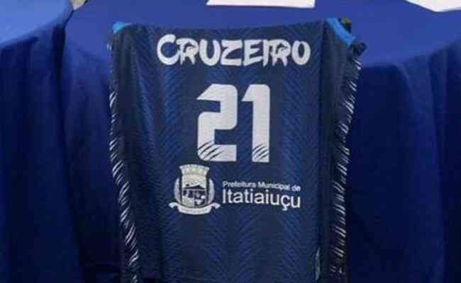 Camisa do Cruzeiro Basquete com a marca da Prefeitura de Itatiaiuu