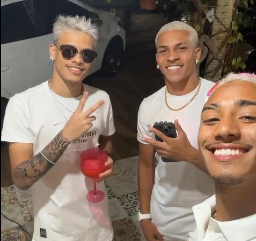 'Crias' do Am�rica, o lateral-direito Arthur (� direita) e o meia Rodriguinho (ao centro) passaram o r�veillon juntos