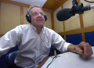 Comunicador não se arrepende da negociação da emissora com Rubens Menin e relembrou seu início no rádio