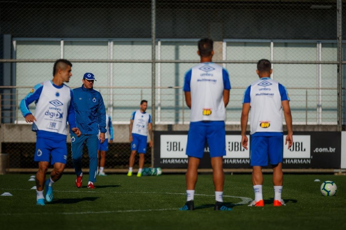 Cruzeiro treinou nesta tera-feira no CT do Grmio, em Porto Alegre, e concluiu a preparao para o duelo com o Internacional, no Beira-Rio, pela semifinal da Copa do Brasil. Time precisa de vitria por dois gols de diferena para ir  final. Se vencer por um gol de vantagem, a deciso ser nos pnaltis. Rogrio Ceni deve escalar o time com Fbio; Edilson, Ded (Fabrcio Bruno), Leo e Dod; Henrique e Robinho; Marquinhos Gabriel, Thiago Neves e David; Pedro Rocha.