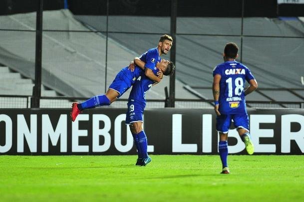 Fotos do primeiro tempo de Racing e Cruzeiro, no El Cilindro, pela Copa Libertadores. Arrascaeta empatou para o Cruzeiro, de cabea, aps cruzamento de Egdio