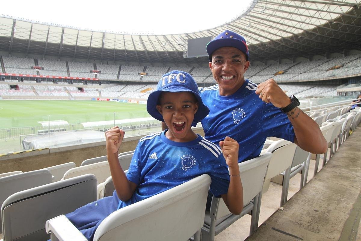 Gabriel Henry, de 11 anos, com o pai, Edimar Nogueira de Oliveira, de 43. Menino acompanha o Cruzeiro no Mineir�o desde pequeno e j� se tornou um torcedor-s�mbolo. Paix�o s� aumentou nos momentos de dificuldade do clube na S�rie B e nesta campanha do acesso, em 2022.
