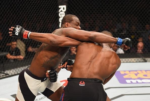 Jon Jones volta ao octógono do UFC e conquista cinturão interino