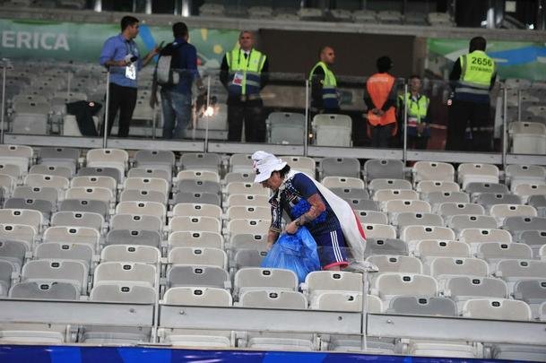 Depois do empate entre Japo e Equador, por 1 a 1, pela Copa Amrica, um torcedor japons deu um bom exemplo aos brasileiros. Com pacincia, ele recolheu lixo em vrios pontos do setor em que se encontrava no Mineiro. Na Copa de 2014, no Brasil, os nipnicos j haviam mostrado civilidade ao mundo ao limpar arquibancadas e vestirios dos estdios.
