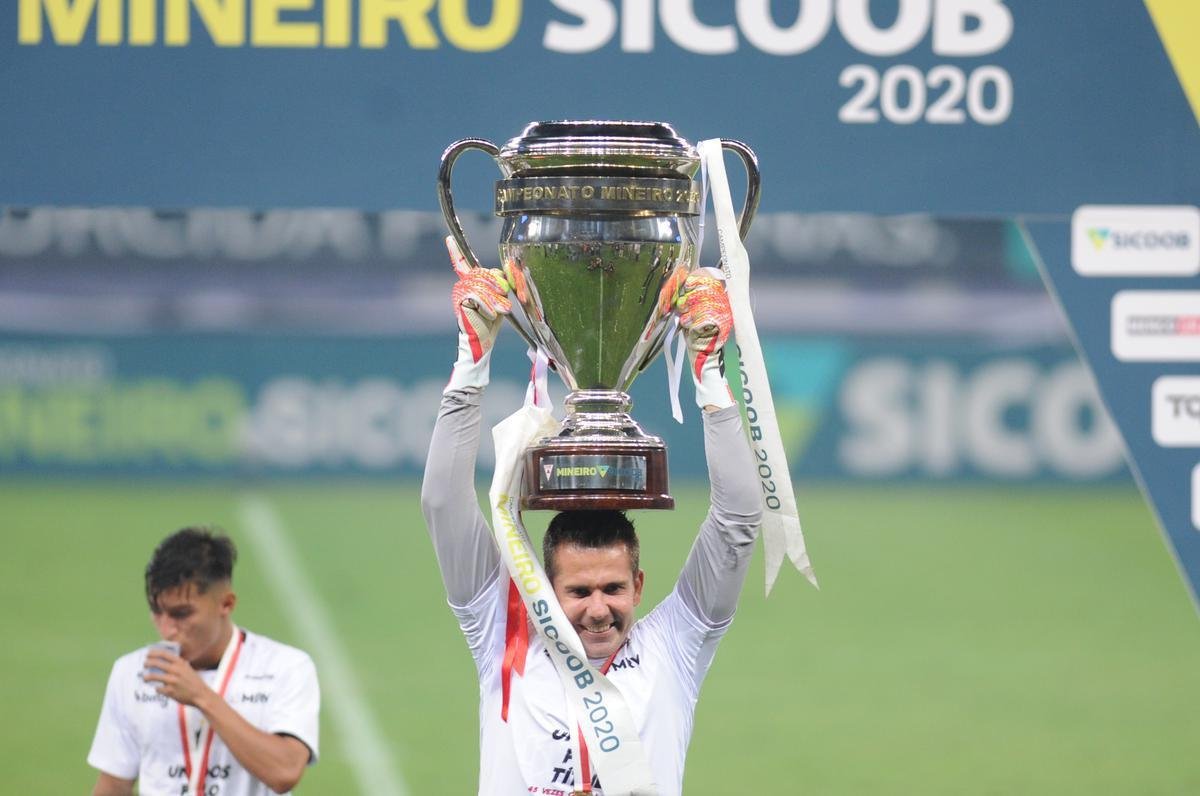 Atltico ergue a taa de campeo mineiro de 2020; na comemorao, tcnico Jorge Sampaoli  carregado pelos jogadores no Mineiro