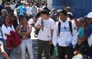Torcedores formaram uma longa fila desde a manh desta segunda-feira