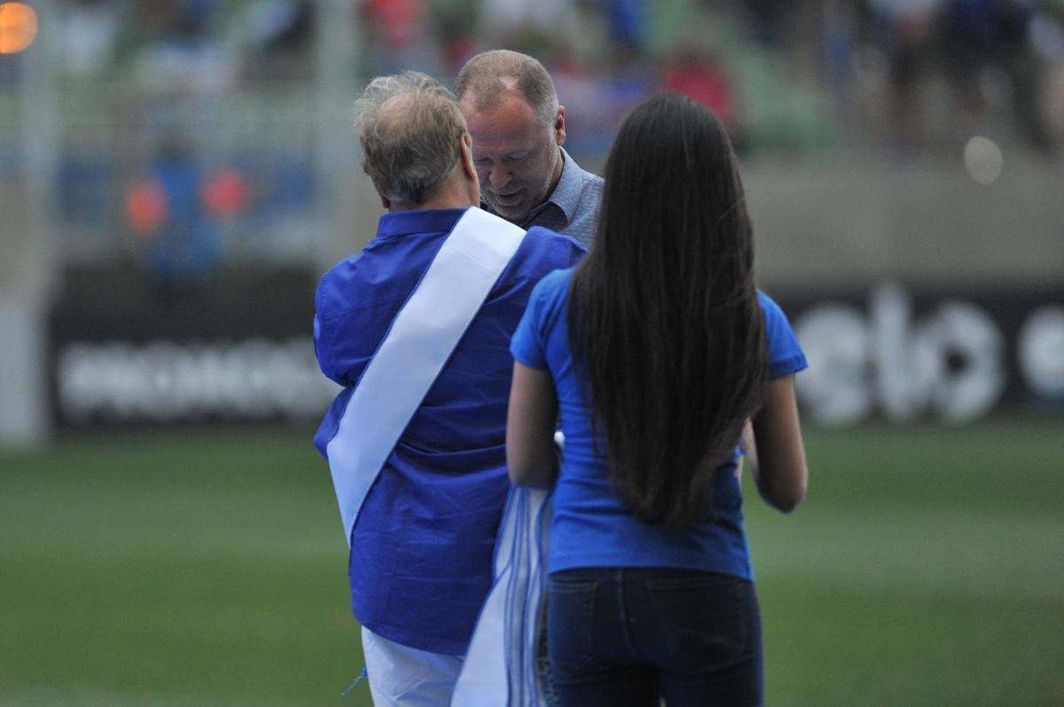 Jogadores, integrantes da comisso tcnica e dirigentes do Cruzeiro recebem faixas alusivas ao ttulo da Copa do Brasil
