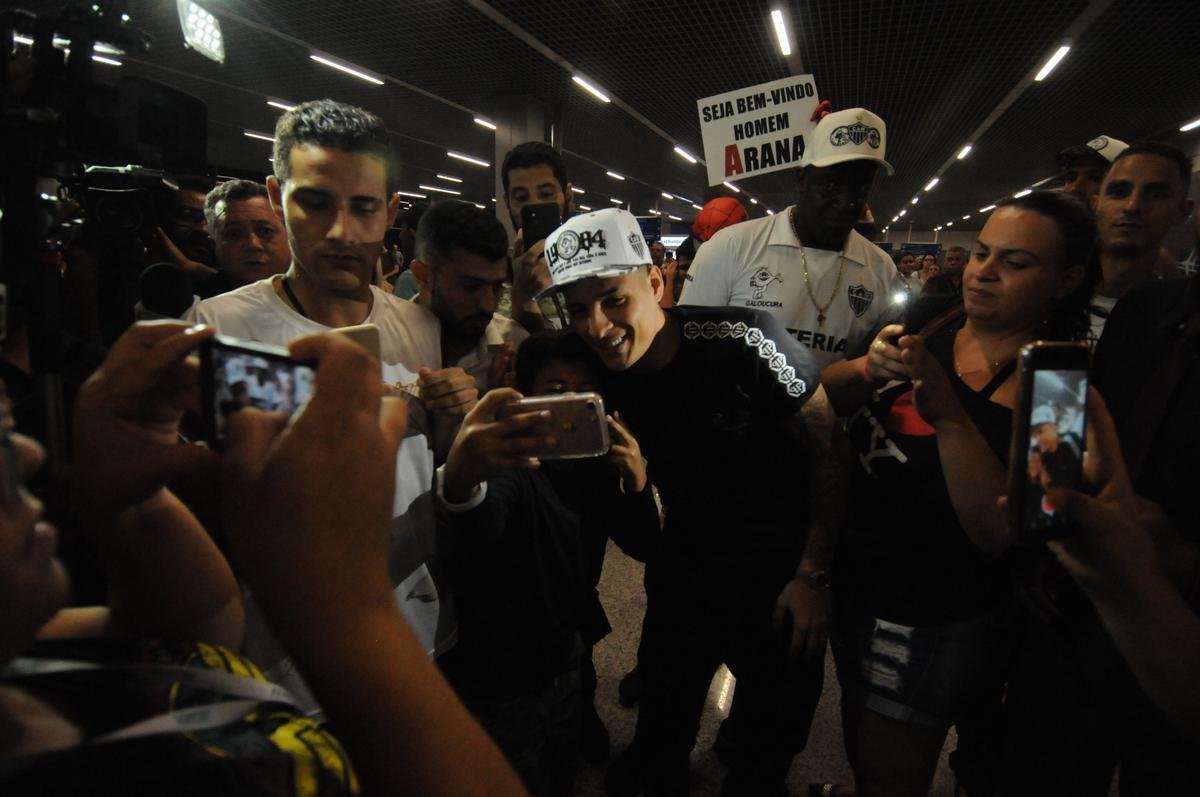 Arana foi recepcionado por torcedores do Atltico no Aeroporto de Confins
