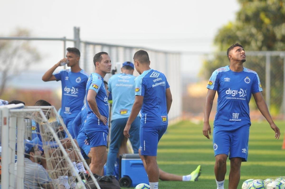 Fotos do primeiro treino de Abel Braga na Toca da Raposa II. Tcnico foi apresentado pelo Cruzeiro neste sbado e dirigir a equipe na segunda, s 20h, diante do Gois, no Serra Dourada, pela 22 rodada do Campeonato Brasileiro