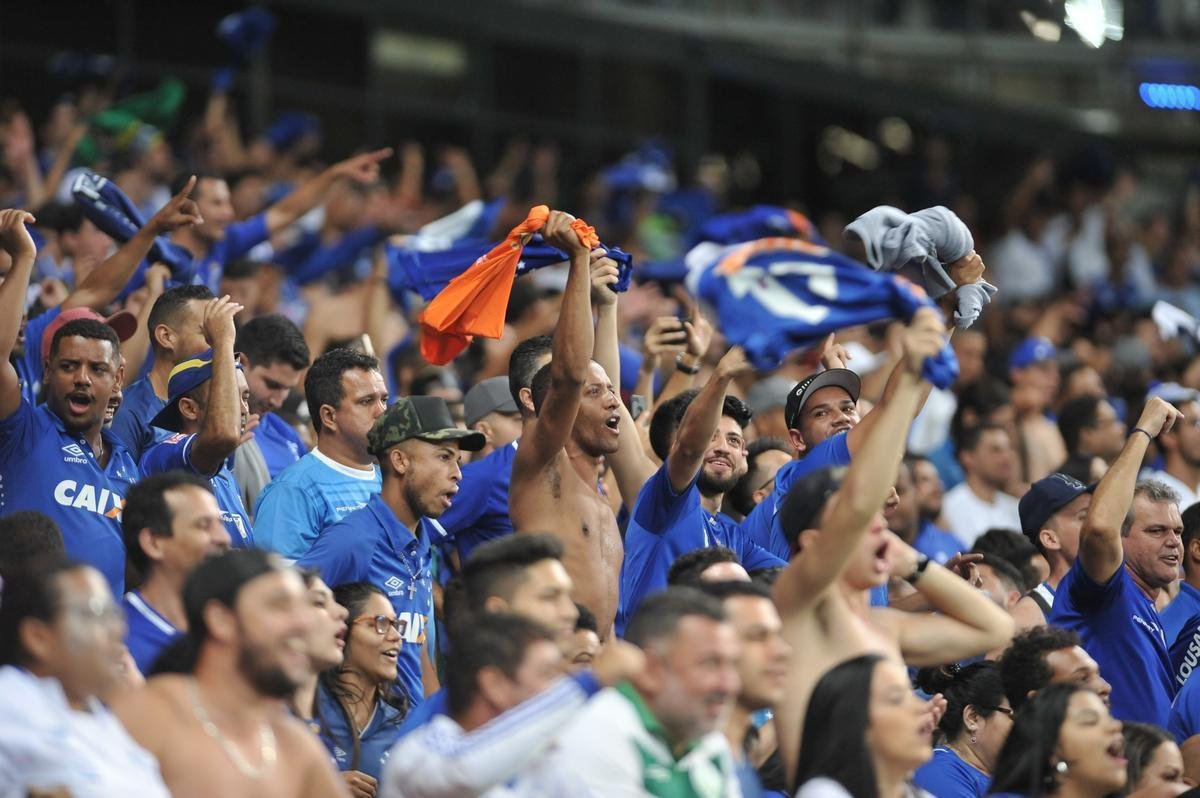 Festa da torcida do Cruzeiro com a vitria por 7 a 0 sobre La U no Mineiro