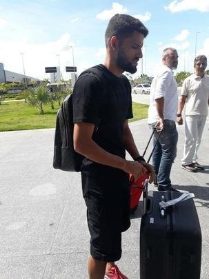 Volante Jadson, de 25 anos, chega a BH para assinar contrato com o Cruzeiro