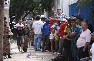 Imagens da fila de cruzeirenses por ingressos no Barro Preto
